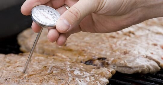 ¡Claro! Aquí tienes un título para tu artículo: Domina la temperatura perfecta: Guía para usar un termómetro de cocina