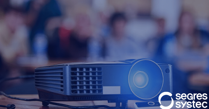 Descubre cómo rastrear las horas de uso de tu proyector y optimizar su vida útil